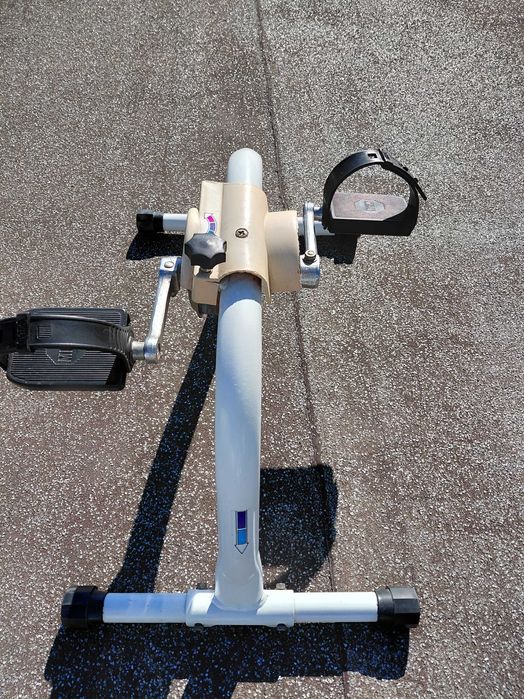 Pedalar Sentado no Sofá Mexendo as Pernas