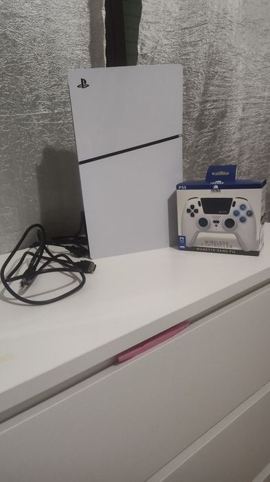 PlayStation 5 Slim Digital 1TB + Comando Freaks & Geeks (NOVO/SELADO)