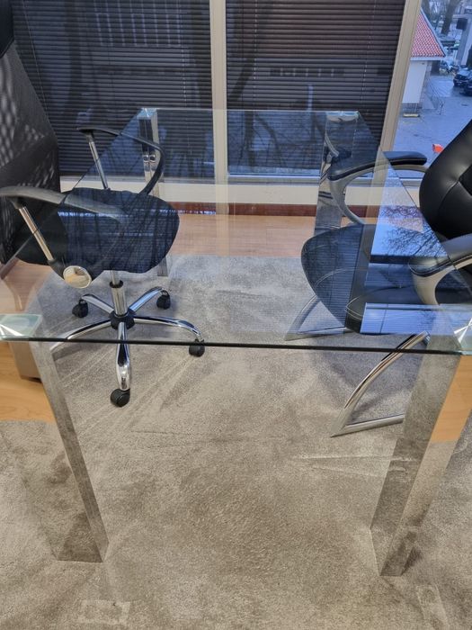 Mesa de vidro e pés cinzentos