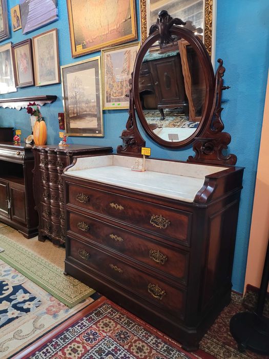 Cómoda antiga em madeira com tampo em pedra e