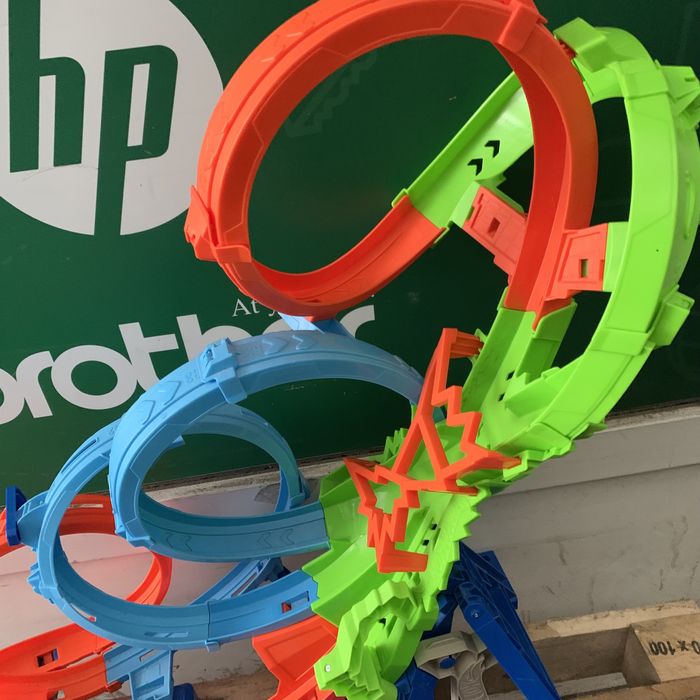 Крутий моторизований трек Hot Wheels 4 Петлі та віражи HXT06