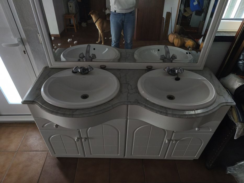Móvel de casa de banho com tampo em mármore, espelho e dois lavatórios