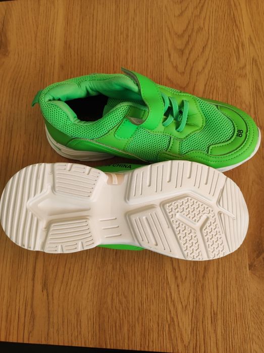 Limonkowe buty sportowe.