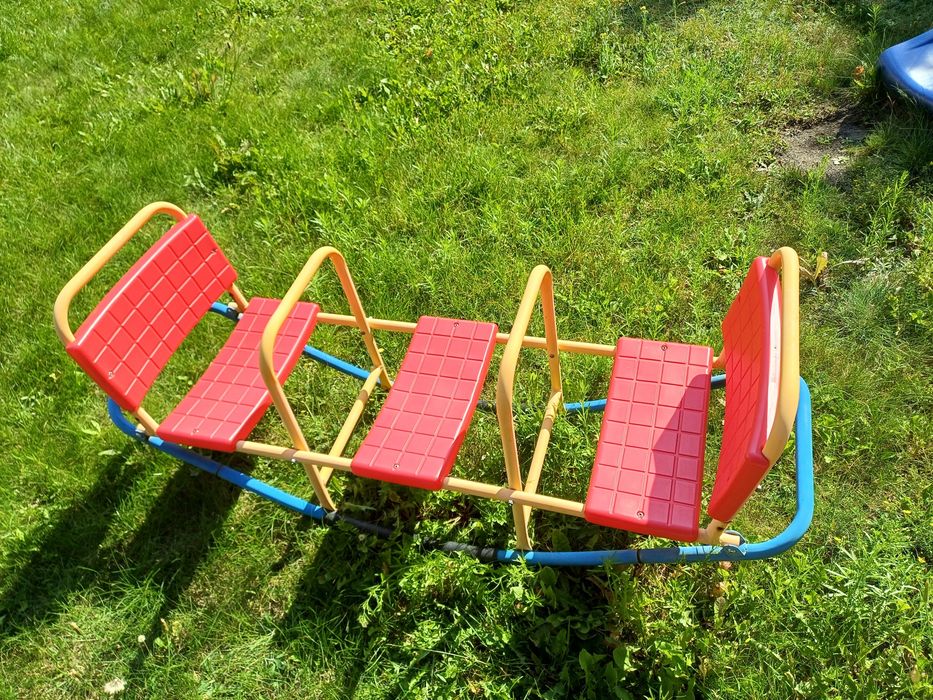 Metalowa huśtawka dla dzieci czerwona