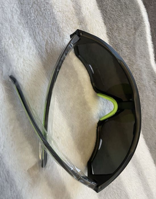 Zielone okulary przeciwsłoneczne marki Uvex