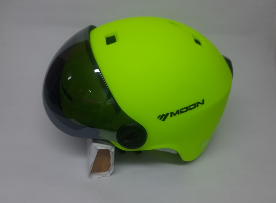 Kask narciarski z szybką