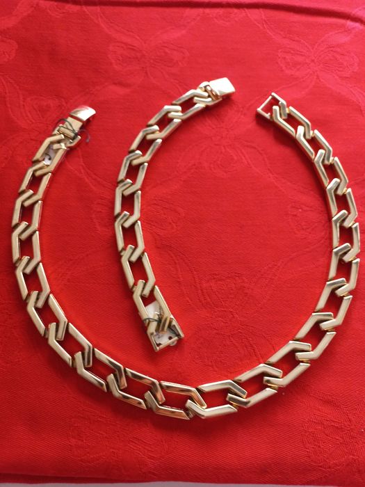 Conjunto de gargantilha e pulseira douradas marca Shock