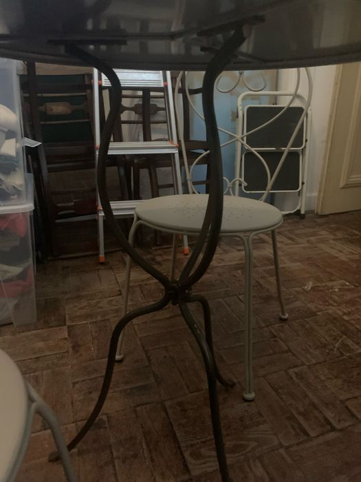 Mesa e cadeiras em ferro