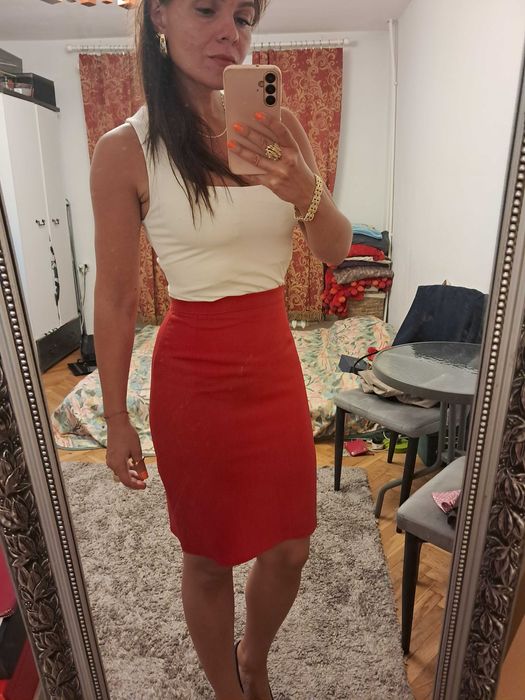 Elegancka czerwona spódnica do kolan rozm. S
