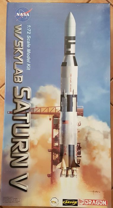 Kit modelismo da Dragon , escala 1:72, do  foguetão da Nasa SATURN V.