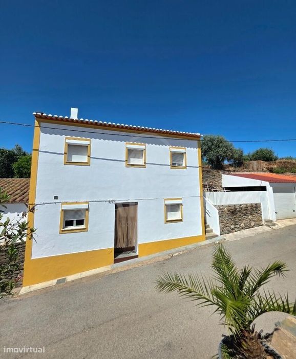 Moradia T3 de 2 pisos com quintal e arrumos no Alentejo