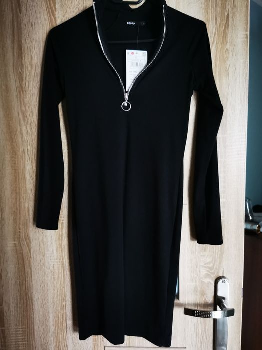 Czarna dopasowana sukienka