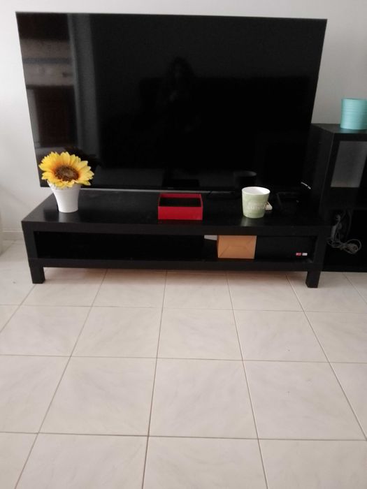 Não temos MBWAY. Móvel IKEA para LCD, 1,60 m comprim. Está como nova