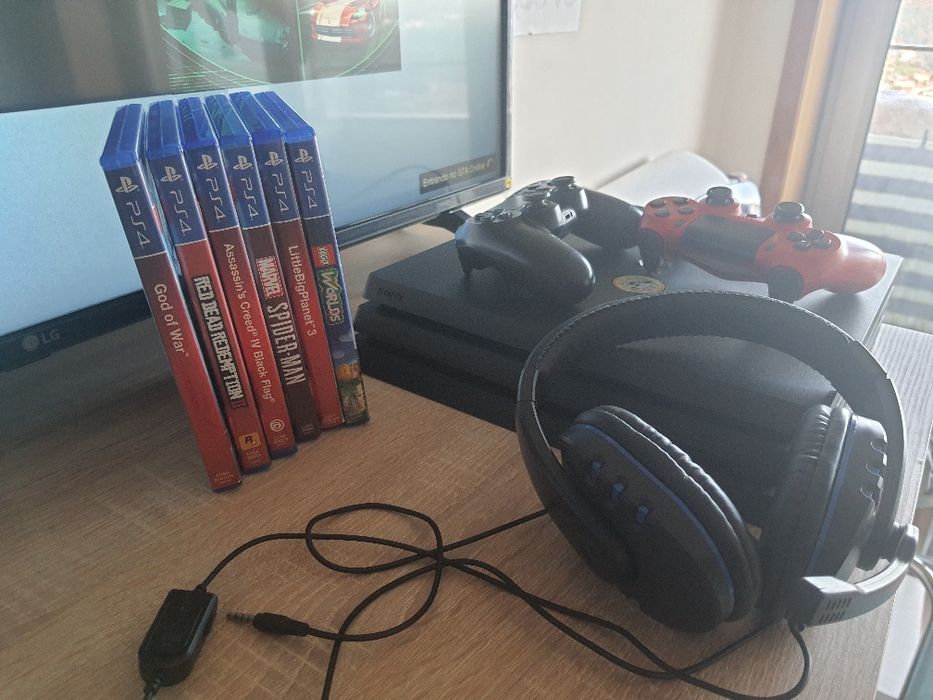 PS4 PRO 1TB+ 2 comandos+headfhones + 6 jogos