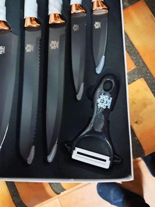 Conjunto de facas novas.