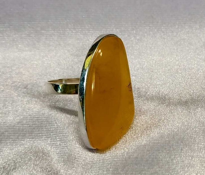 Srebrny pierścionek z bursztynem