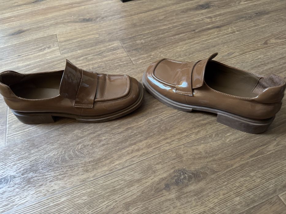 Коричневі лакові лофери estro 38 розмір