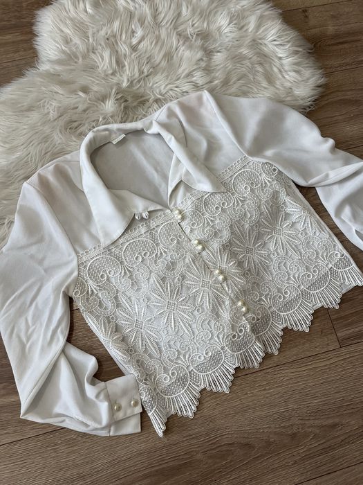 Біла вінтажна блузка