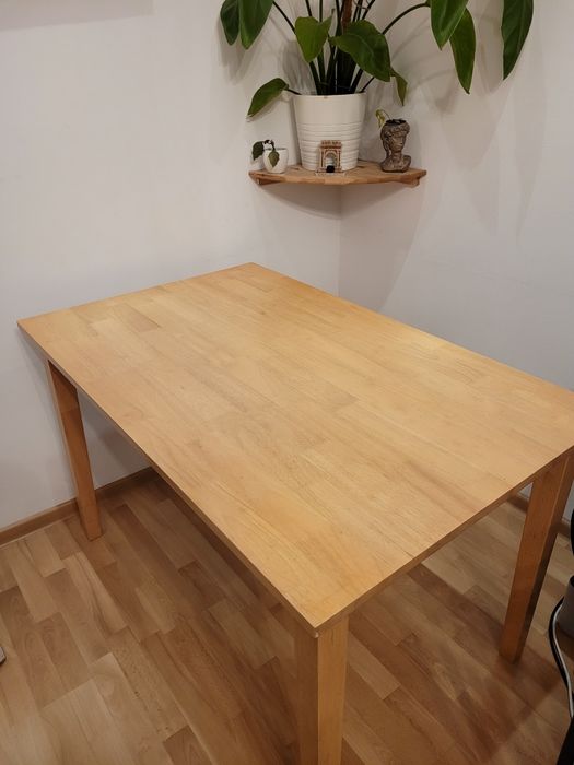 Prostokątny stół z jasnego drewna