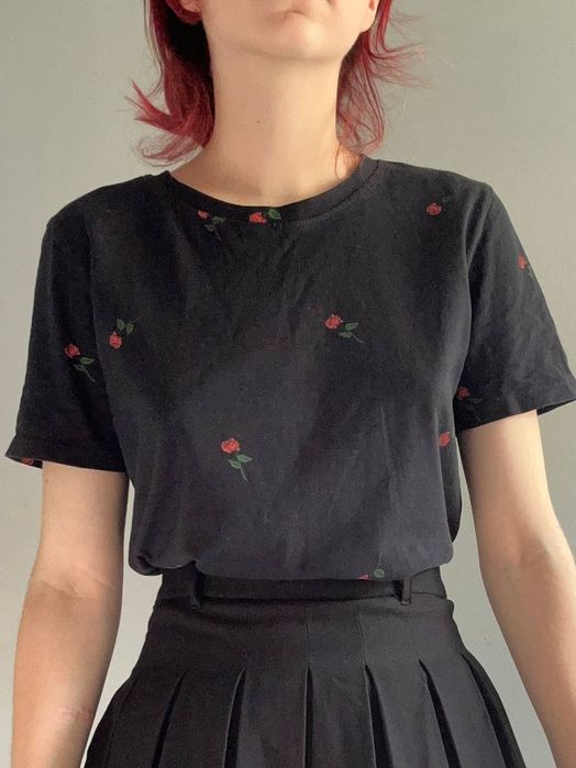 футболка з трояндами