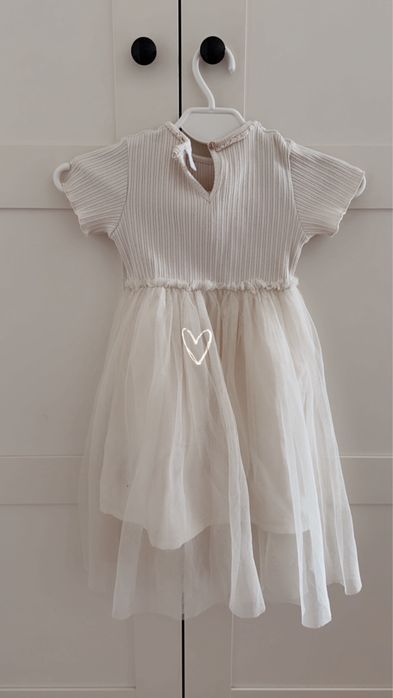 Sukienka Zara 110 kremowa tiul