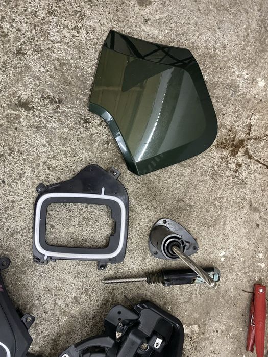 Запчастини лючка порта зарядки, кришка, підсвітка , рамка Rivian gen1