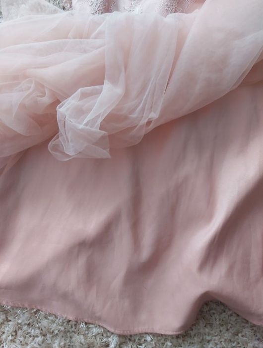 Sukienka pudrowy róż tiulowa koronkowa XS Chi chi London petite