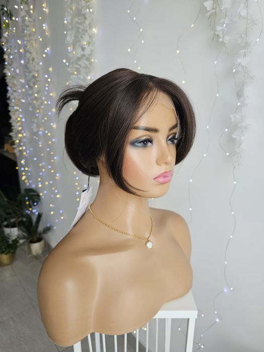 Peruka Premium Kim średnia ciemny brąz  naturalny efekt