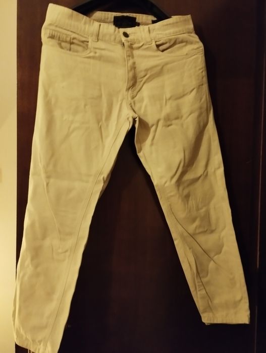 Várias calças de homem