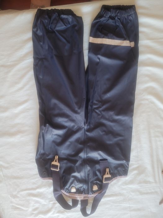 Conjunto impermeável criança H&M – casaco + calças com alças