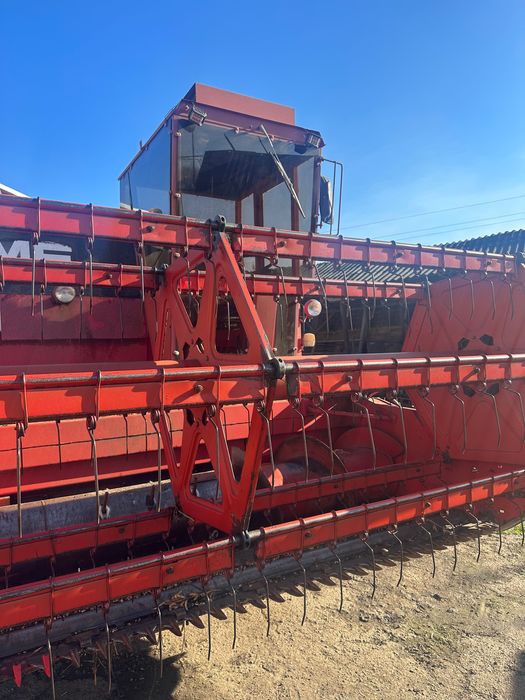 Зернозбиральний комбайн Massey Ferguson 440.