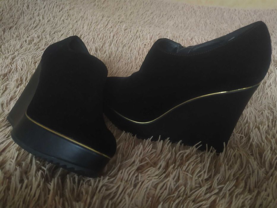 Ботильоны на платформе.