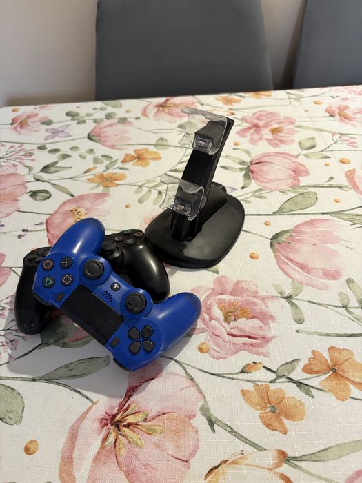 Ps4 Pro + 2 pady oraz kable