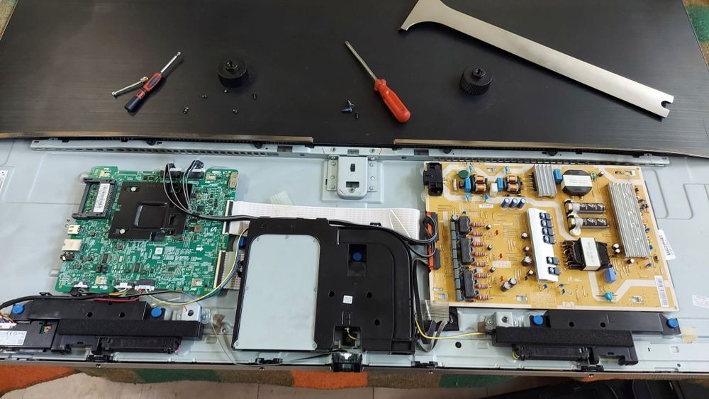 TV Samsung 4K UE55MU8002T uszkodzony.