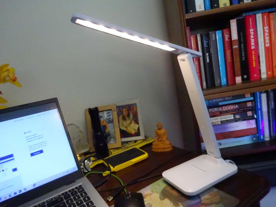 Candeeiro  para secretária, mesa de cabeceira ou de trabalho.