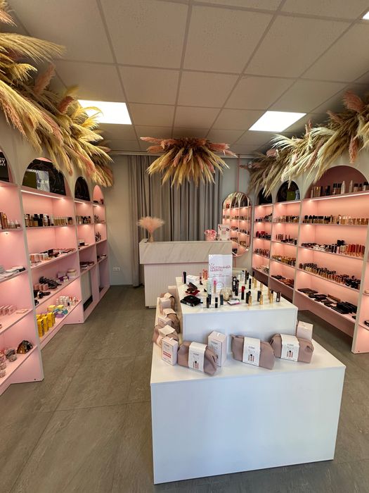 Продам меблі + декор з магазину косметики