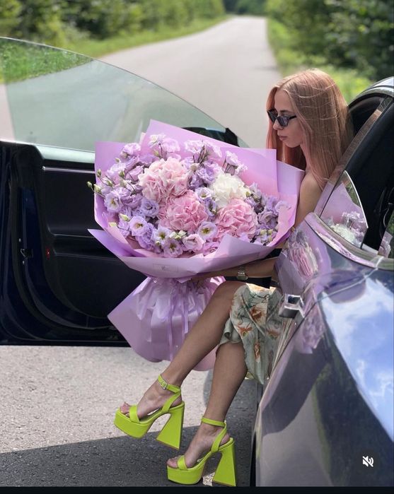 Пропоную послуги моделі для одягу або квітів або зняття контенту