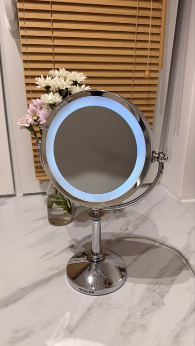 Dwustronne lusterko do makijażu podświetlane