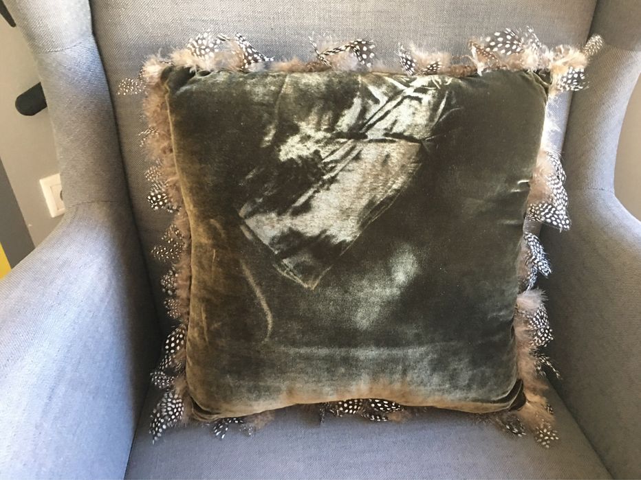 Almofada veludo castanha penas