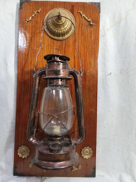Candeeiro a petróleo antigo eletrificado.