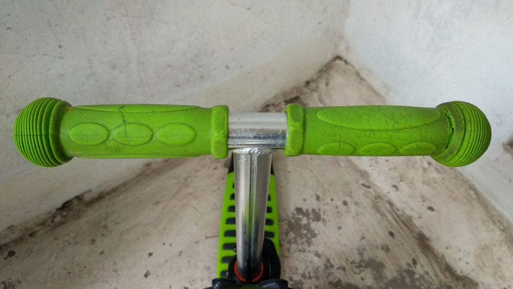 Самокат зелёный детский