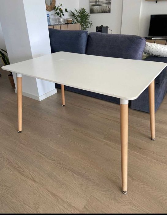 Mesa e quatro cadeiras como novas - 160 euros