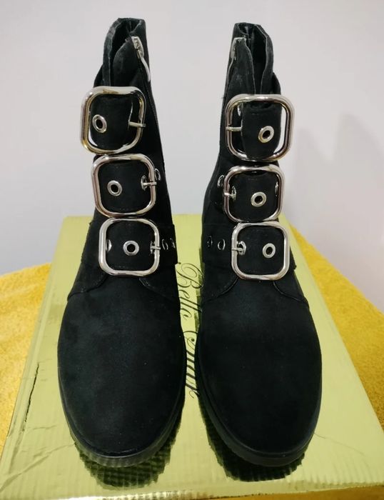 Vende-se botas pretas novas