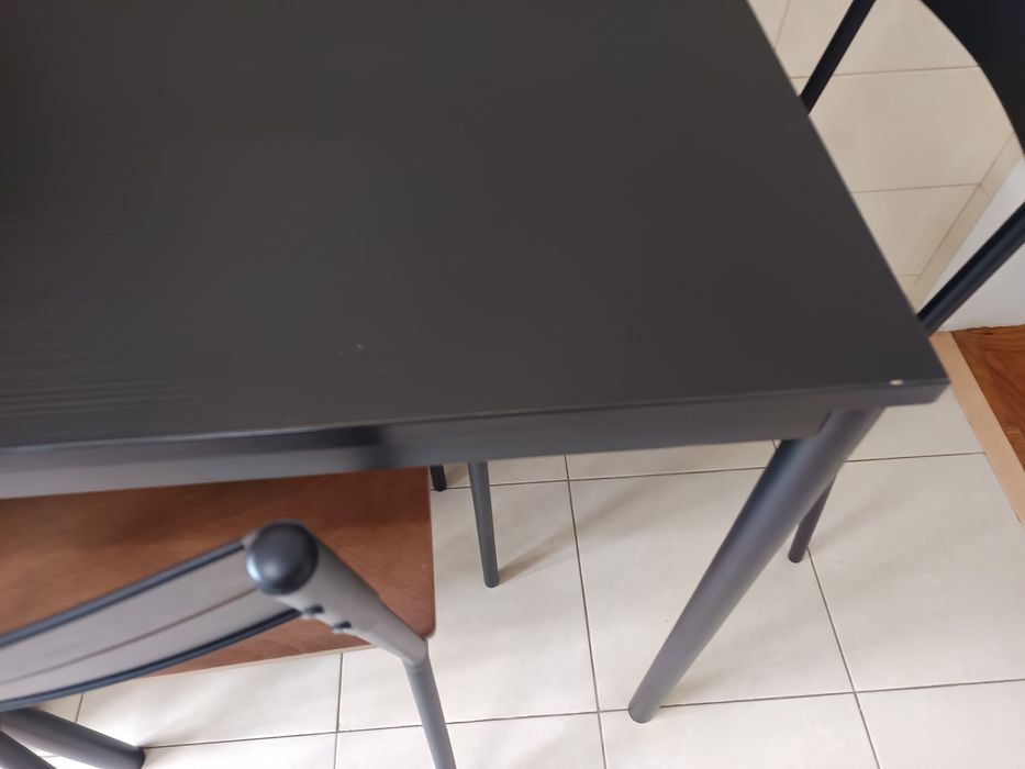 Mesa preta e cadeiras IKEA