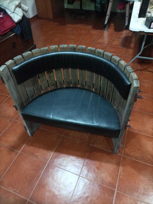 Banco feito de uma prensa das uvas