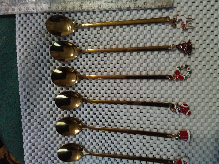 Чайні ложки металеві.