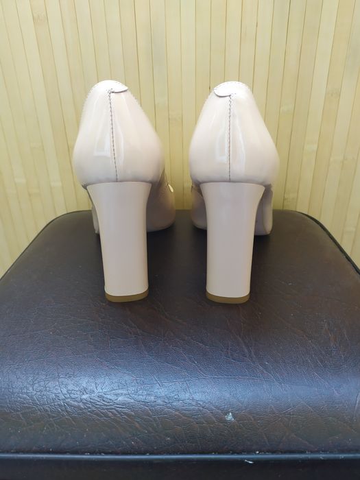 Нові шкіряні лакові туфлі