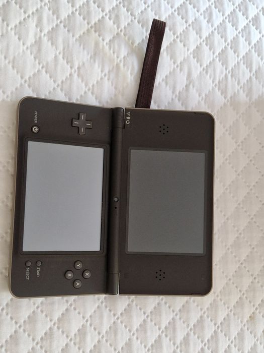 Nintendo DSi XL usado com 3 jogos, em bom estado
