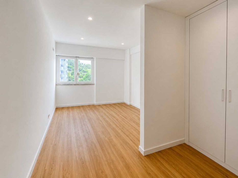 Apartamento T3 Carnaxide, com 2 varandas e 2 frentes - Totalmente remodelado