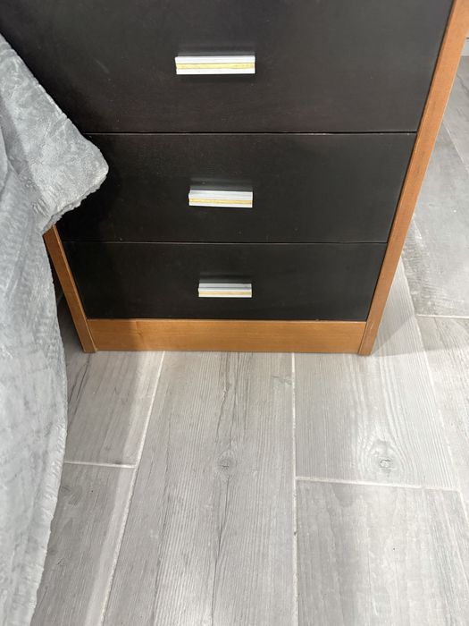 Cama de casal e mesinhas cabeceira
